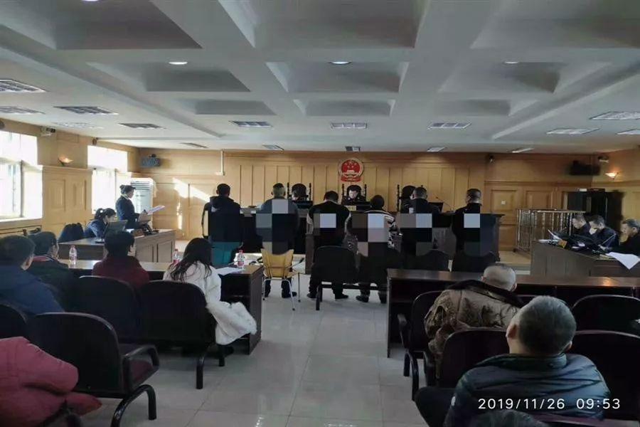 又一被告认罪—美国校园枪击案的阴影与反思美国校园枪击案26人死亡